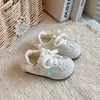Tênis Esportivo Novo para Meninas Primavera e Outono Renda de Margarida Pequena Sapatos de Princesa Solado Macio Antiderrapante Sapatos Argan Sapatos de Bebê