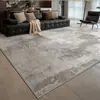 Nueva alfombra de área de estilo minimalista y lujoso italiano para la sala de estar, con un sofá grande, diseño engrosado y una superficie impermeable, fácil de limpiar y lavable.