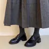 Mocasines populares de suela gruesa estilo británico para mujer, nuevos zapatos de vestir negros para otoño de 2026 que aumentan la altura con tacones gruesos, zapatos pequeños de cuero versátiles