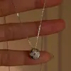 Moderna Cadena de Clavícula con Colgante de Trébol de Cuatro Hojas para Mujer, Nuevo Diseño de Nicho de Lujo Ligero con un Toque de Alta Gama, Accesorio al por Mayor