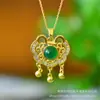 Collar con Colgante Ruyi Antiguo de Filigrana Dorada Incrustado con Calcedonia Verde Colgante Elegante Versátil Colgante para Mujer Cara de Huevo Verde