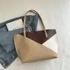Bolsa casual de gran capacidad, nueva colección otoño 2026, bolso de hombro moderno y a la moda, diseño simple, adecuado para estudiantes universitarios para usar como bolso de mano para clases.
