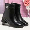 Botines versátiles dropshipping zapatos para madres de mediana edad moda con felpa interior retro otoño e invierno zapatos de cuero para mujer un botín