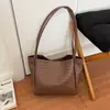 Bolsa Grande de Palha Vintage Feminina Outono Simples Nova 2026 Bolsa de Ombro Casual Bolsa Tote para Trabalho e Trajeto
