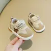 Zapatos para bebés y niños pequeños, nuevos modelos de primavera y otoño, zapatos de dibujos animados para niños con velcro, suela blanda, estilo Forrest Gump, zapatos deportivos chirriantes antideslizantes para niñas