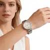 Reloj de mujer con detalles dorados y nácar, esfera con incrustaciones de diamantes, correa de aleación, venta al por mayor directa de fábrica, disponible para dropshipping