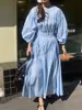El tamaño ha sido actualizado. Este es un vestido de principios de otoño estilo coreano con un diseño suave y elegante, que presenta un cuello redondo, detalles plisados, un corte holgado y una cintura con cinturón.. Estilo de mujer, 19815