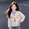 2026 Otoño Temprano Nuevo Minimalista de Nicho para Niñas Sudadera con Capucha tipo Polo de Rayas de Dibujos Animados Conjunto de Jeans Estilo Coreano