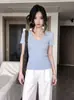 Camiseta de tricô azul com decote V, ombro direito, manga curta para mulheres, estilo hot girl de verão, acinturada, modelagem justa, top curto