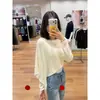 ¡Llegó! Futo recomienda este nuevo look asimétrico de dos piezas para principios de otoño, un top de punto elegante de manga larga que estiliza.