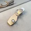 Sandálias de dedo simples de cetim de alta qualidade Chuyuji para mulheres com anel de dedo de pedraria, salto grosso, sola macia, confortáveis de usar