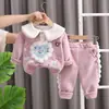 Versão Coreana Chegadas de Inverno 2025 para Crianças Pequenas, Conjunto de Duas Peças Elegante de Lã com Pom-Pom e Coração, Conjunto de Lã com Manga Longa para Meninas