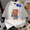 Camiseta de algodão puro de alta qualidade com design moderno, solta e modeladora, t-shirt de retalhos de manga curta com gola redonda para o verão, top para casal para mulheres
