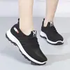 Sapatos femininos de comércio exterior 2024 verão novo sapatos de malha vazada femininos sola macia respirável casuais leves antiderrapantes sapatos para mãe