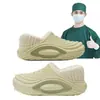 Nuevos zuecos forrados de felpa para hombre, pantuflas de algodón para exteriores, antideslizantes, de suela gruesa, que aumentan la altura, de punta cerrada, pantuflas cálidas de algodón para mujer y hombre, de pareja
