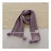 Novo cachecol corta-vento de outono e inverno para crianças, cor sólida, design trançado tridimensional, unissex, versátil, com pompons, para aquecimento e proteção do pescoço