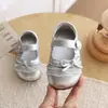 Sapatos infantis versáteis de couro com bolinhas, coleção de outono, design moderno com cadarço para meninas, sapatos de princesa fofos com laço, sapatos de couro para bebês e crianças pequenas