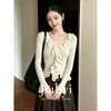 Outono 2026 Novo Estilo Bege Gola V Franzido Manga Longa Ajuste Slim Elegante Malha Simples Top Feminino