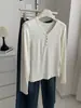 Camiseta elástica versátil de manga larga con botones y cuello en V adelgazante para mujer, otoño e invierno 2026, suave y amigable con la piel, de terciopelo mousse, color liso, camiseta básica