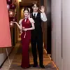 Elegante Vestido Vinho para Brinde da Noiva, Vestido Longo Justo Estilo Cauda de Peixe, Vestido com Decote Halter para Festa de Agradecimento de Noivado