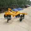 Grada de discos, utilizada para crear surcos, es un tractor agrícola de cuatro ruedas con un implemento montado en la parte trasera para la formación de surcos post-siembra.
