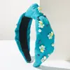 La diadema Heming es moderna y dulce, con un color sólido y bordes anchos anudados. Presenta adorables accesorios de abeja, cerdito y moño como adornos para el cabello