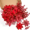 Um conjunto de 18 pinhas artificiais de Natal e ramos com flores de bagas brilhantes, adequado para buquês de Natal, guirlandas de árvore de Natal, enchimentos ou decorações de guirlanda de Natal, ideal para reuniões familiares e decorações de Natal, disponível em cinco cores.