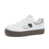 Tênis Estilo College Estilo Coreano para Mulheres 2026 Novos Fofos Sola Grossa Sapatos Brancos Versátil para Estudantes Casuais