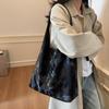 Bolso coreano de moda estilo Ins para axila de gran capacidad para mujer, nuevo de moda estilo occidental hermoso bolso de hombro para axila de primavera y verano 2025