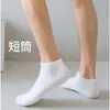 Meias curtas de cor sólida confortáveis e absorventes de suor, estilo de negócios para primavera e verão, meias respiráveis unissex, antibacterianas e resistentes a odores, meias simples pretas de cano médio