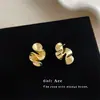 Pendientes Geométricos Plegados Chapados en Oro Real Estilo de Moda Nicho Pendientes Asimétricos Lujo Accesible Pendientes Elegantes de Gama Alta para Mujer