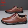 Sapatos masculinos de couro marca Dragonfly 2026 novo modelo sapatos casuais formais de negócios sola macia antiderrapante sapatos de pai para meia-idade