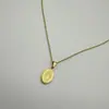 Colar Nicho em Aço Inoxidável Estilo Europeu e Americano com Pingente de Moeda Oval Dourada, Apresentando um Design Geométrico Único, Estilo Doce e Cool