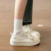 Zapatillas blancas con forma de corazón, zapatillas de lona ultra ligeras de suela gruesa para mujer, nuevos zapatos de otoño 2026, zapatillas casuales finas y transpirables
