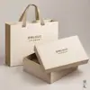 Venda direta da fábrica de caixas de presente coloridas, em estoque, feitas com papel kraft espesso, de alta qualidade, ecológicas, requintadas, leves e duráveis, com um design simples