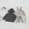 Conjunto de dos piezas para bebés y niños pequeños: sudadera con capucha a rayas elegante de otoño para niños Dianxi y overol casual simple.