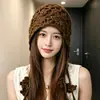 Gorro de Punto Rojo con Borla Floral para Viajes en el Oeste de Sichuan para Mujer, Gorro de Lana de Estilo Étnico Hueco para Otoño e Invierno con Protección para los Oídos, Gorro de Tejer