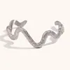Accesorios de Acero Inoxidable con Forma de Cruz Europeos y Americanos Lujo Ligero Sensación de Alta Gama Joyería de Mano Forma de Corazón Estilo Ins Pulsera de Acero de Titanio Plateada con Olas para Mujer