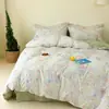 Estilo fresco y relajante, juego de cuatro piezas de algodón ultra suave cepillado, juego de tres piezas de funda de edredón y sábana de algodón puro de dibujos animados para dormitorio de estudiante