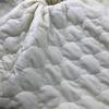 Pijama Infantil de Algodão Quiltado Bordado Enrugado de Camada Dupla Outono e Inverno Tecido Estampado com Listras Horizontais Roupas Quentes para Casa