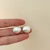 Pendientes Exagerados con un Toque de Alta Gama, Accesorios para Orejas de Lujo Ligero para Mujer, Nuevo Diseño de Nicho, Estilo Minimalista, Pendientes de Botón Versátiles