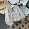 Cardigã de tricô estilo suave para outono e inverno com lenço de seda e fitas para mulheres, macio e aconchegante, com gola redonda e botões dourados pequenos, um suéter curto para usar como camada externa, moderno