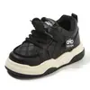 Tênis Esportivo Infantil 2026 Primavera e Outono Novo Estilo Sapatos Brancos para Meninos Leves Sapatos Casuais para Meninas Sola Macia Tênis de Bebê Único