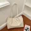 Bolsa feminina de moda com padrão trançado europeu e americano transfronteiriço 2026 simples e elegante para o trabalho e deslocamento bolsa tote texturizada de ombro e axila