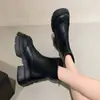 Botines Martin Cortos de Punta Redonda 2025 Otoño Estilo Británico Suela Gruesa Slip-On Elásticos Ajustados para Aumento de Estatura Petite Botines