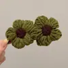 Pinza de plátano en forma de corazón Melard marrón, un accesorio para el cabello sofisticado y minimalista con un lazo y diseño floral
