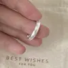 Anel liso escovado de alta qualidade, versátil, moderno, de nicho para mulheres, nova joia de mão, design de renda, aberto, ajustável, luxo leve