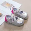 Sapatos pequenos de couro para meninas sapatos esportivos de plataforma infantis novo estilo 2025 primavera verão aberto sapatos brancos fofos para bebês sapatos de sola macia
