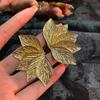 Brincos de duas cores dourado e prateado com textura de folha simétricos brincos transfronteiriços cinco folhas joia multinível