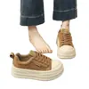 Tênis de sola grossa estilo coreano para aumentar a altura para mulheres, coleção de outono 2026, versátil, faz os pés parecerem menores, casual, super estiloso, tênis da moda